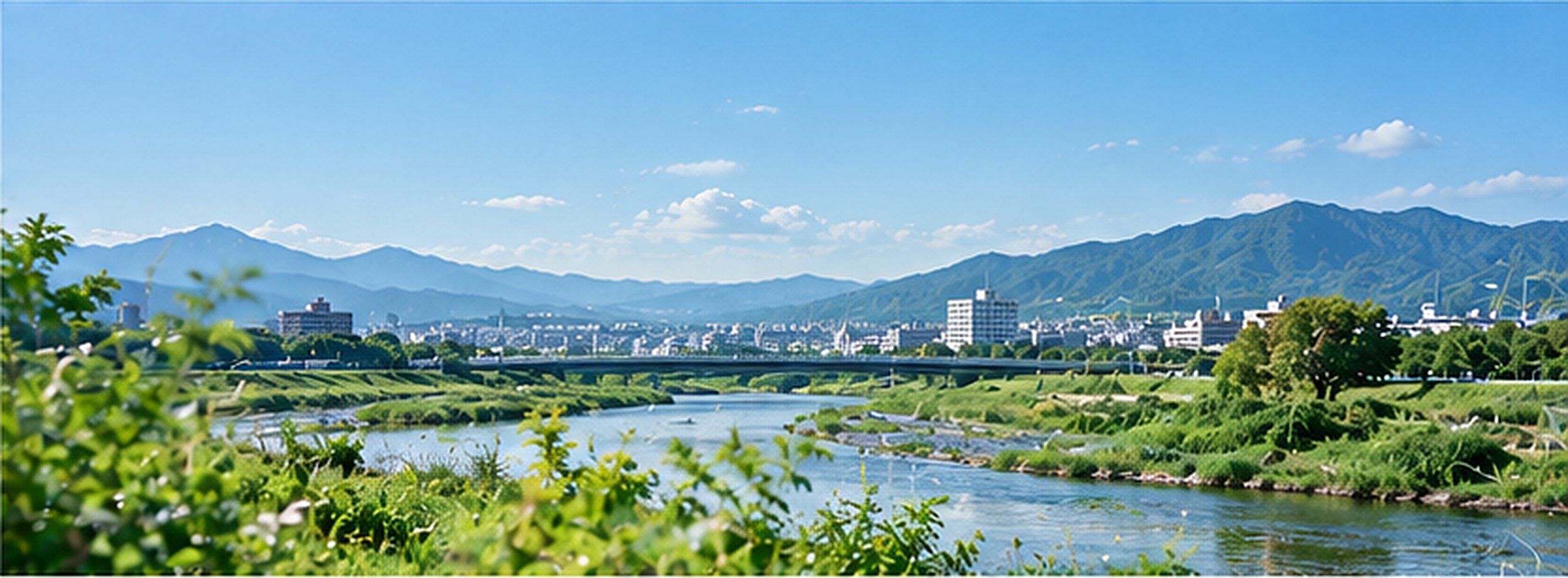 山並みを望む川の風景
